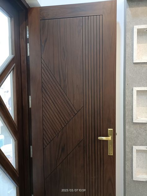 Latest Door Designs For Bedroom Modern, Laminated Doors Design Modern, Vineer Groove Design Door, Main Wooden Door Design Entrance, Veneer Door Design Entrance, Flush Door Design Modern Sunmica, Entrance Door Design Luxury, Mica Doors Design, Flush Doors Design Modern