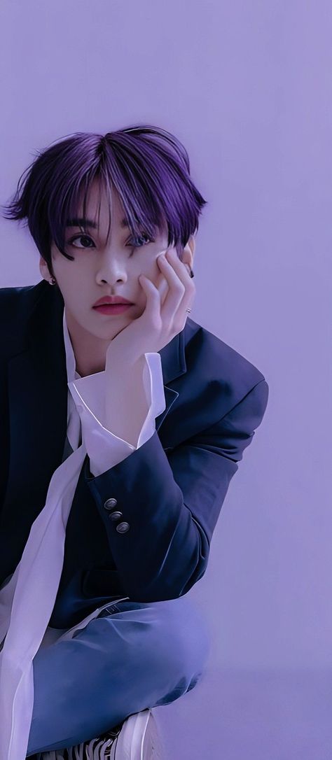 Leeknow Purple Aesthetic, Lee Know Purple Hair Wallpaper, Purple Lee Know Wallpaper, Purple Stray Kids Wallpaper, Lee Know Hair Color, Purple Skz Wallpapers, Purple Hair Lee Know, Stray Kids Purple Aesthetic, Kpop Purple Wallpaper