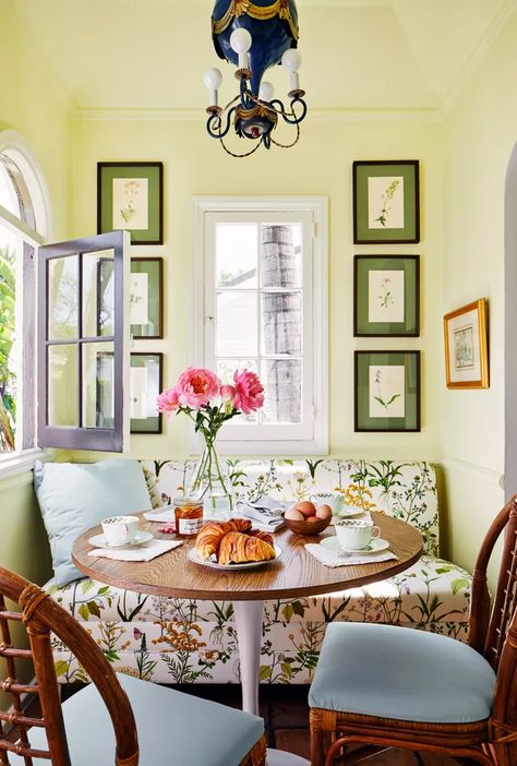 21 Ways to Decorate With Chartreuse Small Apartment Organization, Kitchen Finishes, Home Board, White Countertops, Dining Nook, Dining Room Small, House Beautiful, Breakfast Nook, Breakfast Room