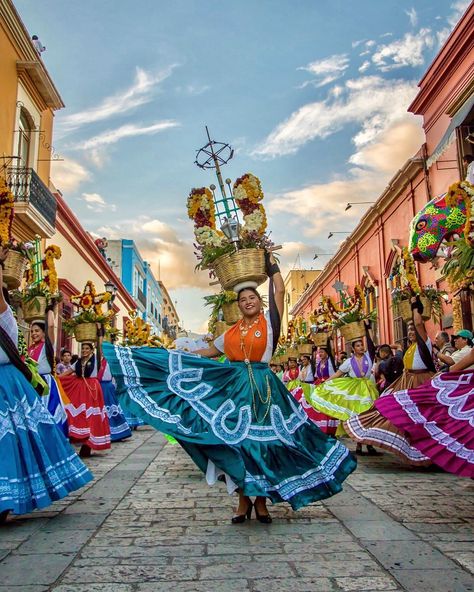 Mexican Folklore, Couple Lifestyle, Mexico Culture, America Latina, Aztec Art, Visit Mexico, Mexican Culture, Lifestyle Travel, Historical Place