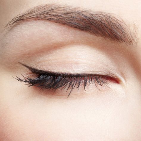 Get the eye makeup trick that makes your eyes pop, PLUS 6 more beauty tricks for that naturally-gorgeous look: http://www.womenshealthmag.com/beauty/natural-beauty-tips?cm_mmc=Pinterest-_-womenshealth-_-content-beauty-_-sneakybeautytricks Mata Hooded, Permanente Make-up, Eyeliner Tips, Eyeliner Hacks, Glitter Eyeliner, Beauty Make-up, Smink Inspiration, Makijaż Smokey Eye, Makeup Tricks