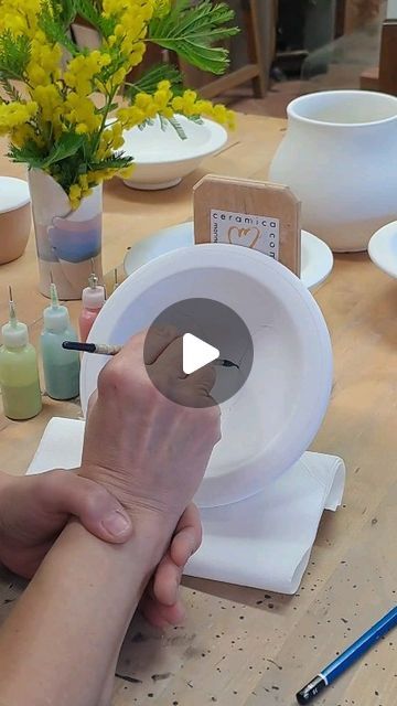 Paint Your Own Ceramics Ideas, Ceramic Plate Decoration, Porcelain Painting Ideas Plate, Painted Ceramic Plates Ideas, Paint Your Own Pottery Ideas Plates, Pintura Ceramica Ideas, Pottery Finishes, Pottery Plate Painting Ideas, Bowl Painting Ideas