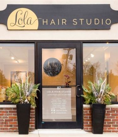 Hair Salon Signs Store Fronts, Vintage Hair Salon Decor, Salon Exterior Ideas Store Fronts, Beauty Salon Exterior Design, Hair Salon Signage, Beauty Salon Exterior, Hair Salon Exterior, Gold Salon Decor, Salon Exterior Design