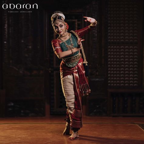 Kuchipudi is the traditional dance of Andhra Pradesh which is known for its poise and belle. Kuchipudi originated from a hamlet in Andhra Pradesh, called Kuchelapuri or Kuchelapuram. Similar to all leading Indian classical dance forms, Kuchipudi too evolved as a religious art rooting back to the age-old Hindu Sanskrit text ‘Natya Shastra’ and connects traditionally with temples, spiritual faiths and travelling bards. Kuchipudi is considered one of the toughest form of Indian classical dance. Th Bharatanatyam Arangetram, Bharatanatyam Costume, Bharatanatyam Dancer, Bharatanatyam Poses, Dance Forms, White Frock, Dance Pose, Indian Classical Dance, Girls Party Wear