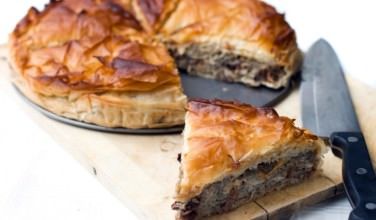 Greek Meat Pie, Greek Pie Recipe, Greek Meat, Greek Recipes Authentic, Greek Appetizers, Pita Recipes, Meat Pie Recipe, Beef Food Recipes, Greek Food Recipes