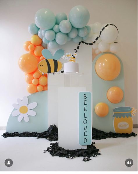 Minimalist Balloon Decor, Birthday Backdrop Ideas Kids, Minimalist Birthday Decor, Mini Backdrop, Simple Garland, Bee Balloon, Simple Backdrop, Its A Boy Balloons, Simple Birthday Decorations