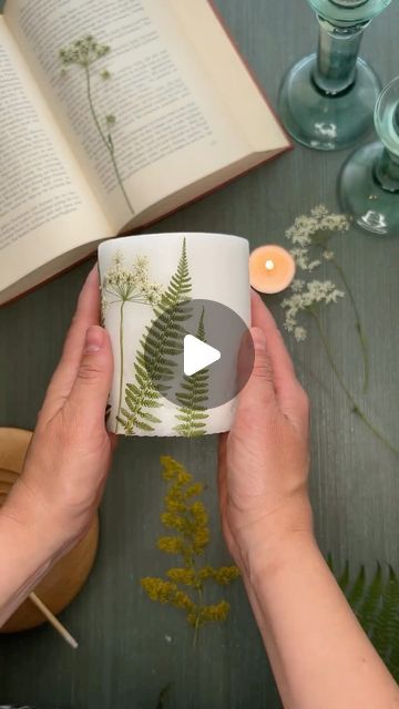 Diy Candles Video, Pressed Flower Candles, Wax Diy, Botanical Candle, Flower Candles, Instagram Diy, Flower Candle, Pressed Flower, Handmade Candles