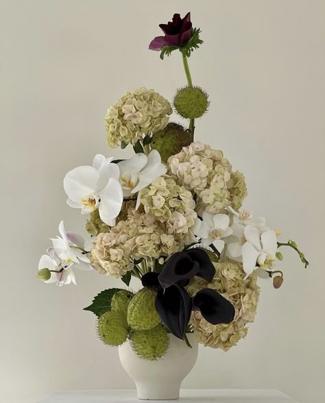 Sculptural Floral Arrangements, Standing Flower Arrangements, Jeff Leatham Flowers, White Flower Centerpieces, Jeff Leatham, Tropical Flower Arrangements, Modern Wedding Flowers, Beautiful Flower Designs, Church Flowers