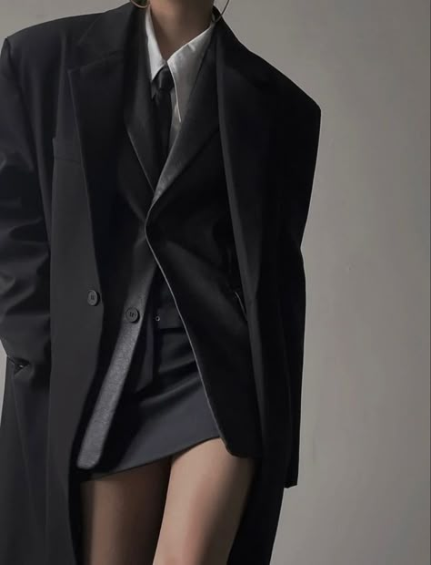 Fall Aesthetic Dark, Aesthetic Grey, 90s Minimalism, Perfect Makeup Look, Women In Suits, Grey Aesthetic, Aesthetic Dark Academia, Tom Riddle, Woman Suit Fashion