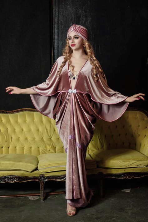 1920s Formal Dress, Style Année 20, Hollywood Style, Velvet Gown, 20s Fashion, Cocoon Coat, Hollywood Fashion, Antique Pink, 1920s Fashion