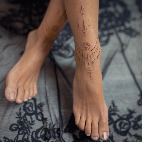 Feet Ornaments, Ankle Cuff Tattoo, Simple Ankle Tattoos, Mandala Foot Tattoo, Back Of Ankle Tattoo, Cuff Tattoo, Tattoo Foot, Bright Tattoos, Ankle Tattoo Designs