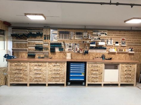 Officine In Garage, Garage Workshop Layout, Garage Workshop Plans, Wooden Workshops, Garage Workshop Organization, Workshop Layout, Workshop Plans, Woodworking Shop Plans, Woodworking Shop Layout