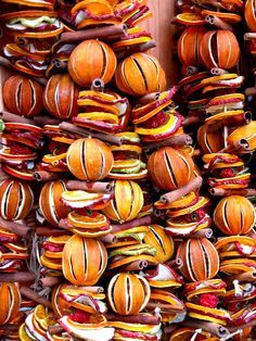 How to dry orange slices and whole oranges for Christmas decorations Dry Oranges, Christmas Smell, Natural Christmas Decor, For Christmas Decorations, Orange Christmas, Dried Oranges, Crafts Decor, Dried Orange Slices, Natural Christmas