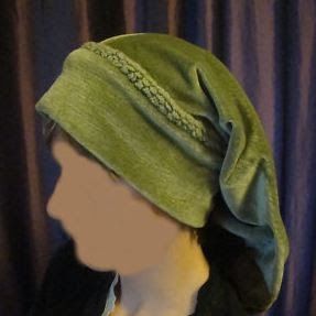 Follow the step by step instructions of how to make a Medieval Snood a hat for ladies that hid their hair and also kept their heads warm. T... Medieval Snood, Snood Pattern, Medieval Hats, Simple Clothes, Medieval Garb, Head Coverings, Ren Fest, Viking Clothing, Period Dress