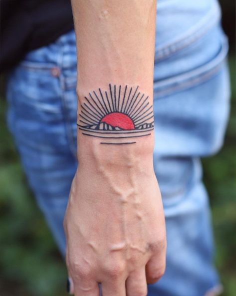 Tattoo Sonne, Mountains Tattoo, Sunset Tattoo, Sunset Tattoos, Wrist Tattoos For Guys, Geniale Tattoos, Sun Tattoos, Small Wrist Tattoos, Japanese Sleeve Tattoos