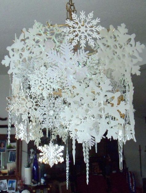 “I keep spotting this project on Pinterest and every year I post it again. See her stunning dining room Christmas idea: Icicle Chandelier, Ice Cycles, Snowflake Chandelier, Diy Snowflake, Frozen Room, Christmas Chandelier, Hantverk Diy, Decoration Vitrine, Diy Chandelier