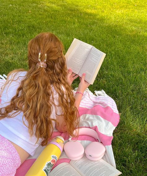 happiness is reading outside in the sun ☀️ -> where’s your go to reading spot?? happy tuesday you cutie little bookworms! during the summer i LOVE to read outside!! it is quite unfortunate that my current apartment doesn’t have a patio or deck space so i either have to venture out to find somewhere or sit outside and be gawked at by my neighbors which… no thank you, so alas i am forced to read inside most of the time ☹️ THANKFULLY me and my bf are currently in the process of signing a leas... Reading In Summer Aesthetic, Reading Outdoors Aesthetic, My Reading Vibes, Paz Core, Summer Visionboard, Reading Picnic, Summer Reading Aesthetic, Reading Outdoors, Reading Outside