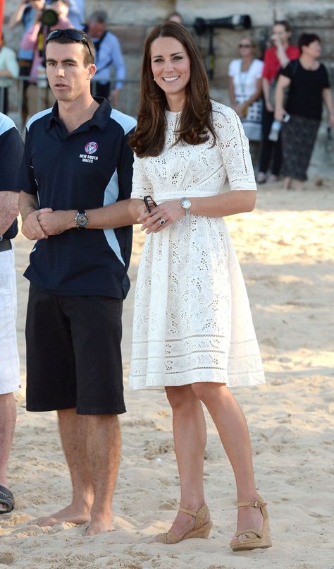 Kate Middleton Summer Style, Kate Middleton Summer, Moda Kate Middleton, Anglaise Dress, Looks Kate Middleton, Manly Beach, Kate Middleton Pictures, Simple Frocks, Kate Middleton Photos