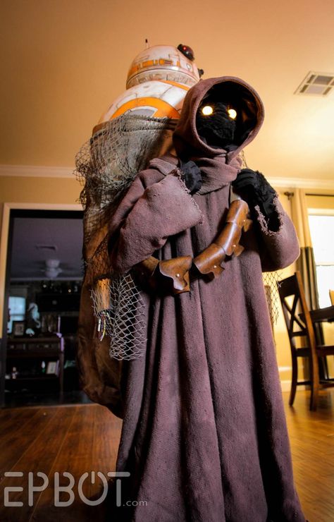 Fully Operational Fandom: A Jawa Meets BB-8 in This Brilliant Cosplay. Meet the creative fans (Jen and John Yates) who brought together a Tatooine droid seller and one of the Galaxy's greatest astromechs. http://www.starwars.com/news/fully-operational-fandom-a-jawa-meets-bb-8-in-brilliant-cosplay?cmp=smc%7C902569662 This article discusses the making of this fabulous illusion cosplay. Jawa Cosplay, Jawa Costume, Star Wars Jawa, Crazy Costumes, Star Wars Room, Star Wars Decor, Star Wars Halloween, Cute Couple Halloween Costumes, Star Wars Celebration