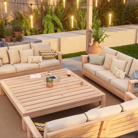 DIY Patio Furniture Plans - Wooden Bench and Coffee Table Set, ideal for creating a warm outdoor living area. Easy-to-assemble plans Outdoor Patio Seating Ideas, Backyard Furniture Ideas Seating Areas, Deck Seating Ideas, Outdoor Couch Ideas, Homestead Hobbies, Backyard Patio Furniture Ideas, Diy Patio Sectional, Palette Outdoor Furniture, Narrow Backyard