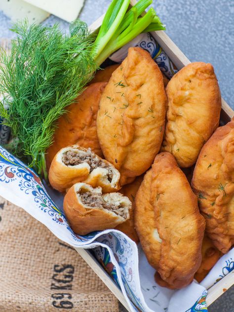 piroshki Meat Piroshki Recipe, Piroshky Recipe, Ukraine Recipes, Finnish Recipes, Eastern European Recipes, Pan Relleno, Menu Recipes, Meat Pies, Foreign Food