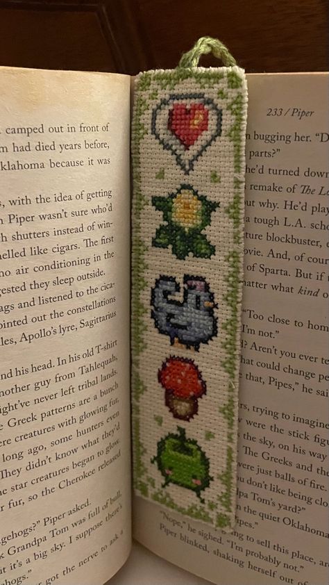 Stardew Valley Friendship Bracelet, Small Cross Stitch Projects, Stardew Valley Gifts Ideas, Small Cross Stitch Patterns Crossstitch, Stardew Valley Bracelet Pattern, Stardew Valley Knitting Pattern, Stardew Crochet Pattern, Stardew Valley Background Phone, Stardew Valley Sweater