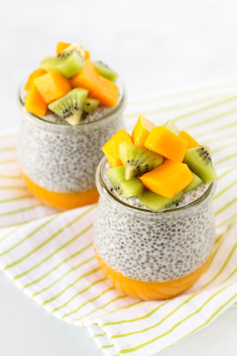 Dairy Free Mango Chia Pudding. Layers of fresh mango puree, vanilla chia seed pudding and fresh fruit. A tropical treat! Mango Chia Seed Pudding, Chai Pudding, Vanilla Chia Seed Pudding, Summer Mocktail, Mango Chia Pudding, Fruit Mango, Healthy Foods To Make, Chia Seed Recipes Pudding, Healthy Food Guide