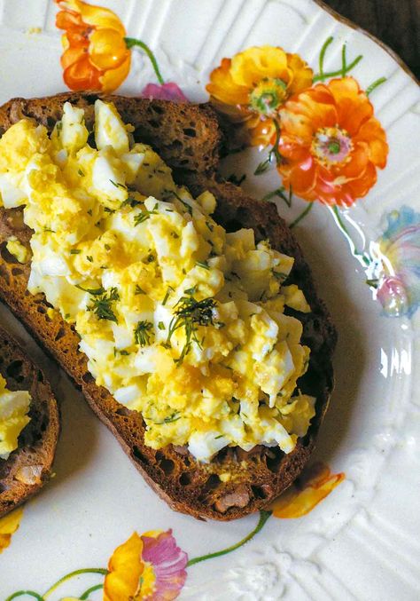 Open-Face Egg Salad Sandwich Recipe Open Faced Sandwich Recipes, Sandwich Egg, Egg Salad Recipe Easy, Egg Salad Recipe Healthy, Open Sandwich, Egg Sandwich Recipe, Egg Salad Sandwich Recipe, Best Egg Salad Recipe, Salad Sandwich Recipe