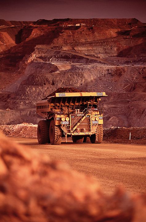 KCGM Super Pit, Kalgoorlie Boulder Open Pit Mining, Truk Besar, Western Australia Travel, Open Pit, Heavy Construction Equipment, Gold Mine, Mining Equipment, Id Photo, Heavy Machinery