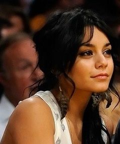 Feather Earrings Outfit, Earrings Outfit, Celebrity Jewelry, Celebrity Trends, Feather Jewelry, Vanessa Hudgens, Feather Earrings, So Pretty, Daily Outfits