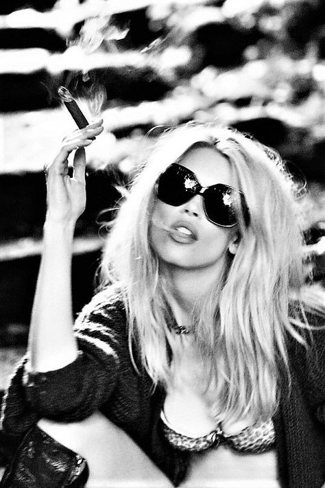 Claudia Schiffer 90s, Guess Girl, Ellen Von Unwerth, Claudia Schiffer, Famous Models, Art Pricing, Round Sunglass Women, Model Photography, Performance Art