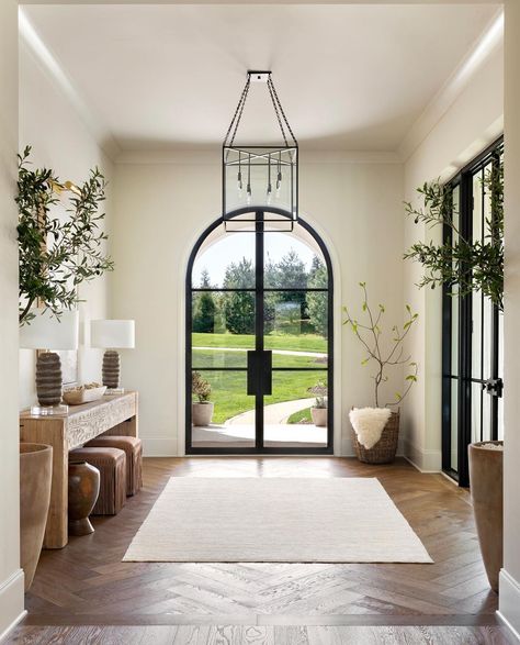 Arched Doorway, Farmhouse Entry, Cozy Christmas Living Room, Holiday Living Room, Gorgeous Homes, Cosy Room, Arched Doors, Entry Way Design, Entry Way