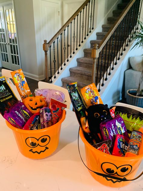 Halloween Buckets For Kids, Halloween Buckets Ideas, Halloween Class Treats, Outdoor Decor Halloween, Boo Bucket, Halloween Home Decorations, Halloween Decor Outdoor, Halloween Candy Bucket, Decorating Halloween