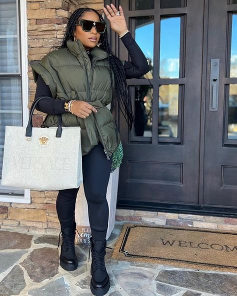 Antonia “Toya” Johnson- Rushing on Instagram: "Off guard but you still get the picture. 😎" Winter Beanie Outfit, Toya Johnson, Beanie Outfit, Fashion Outfit Ideas, Fly Outfit, Grown Women, Adventure Style, Woman Crush, Casual Style Outfits