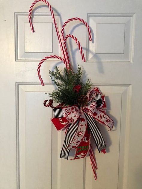 a bright door decoration of fir branches, bright bows and candy canes can be made in some minutes and looks fun and cool Candy Cane Christmas Decor, Bread Christmas, Cane Decor, Mesh Crafts, Christmas Candy Cane Decorations, Cane Door, Candy Cane Crafts, Santa Decor, Candy Cane Decorations