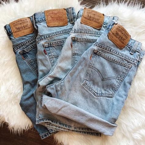 0731460a8a5ce1626210cbf4385ae0efdesc46125169ri Summer Jean Shorts Outfit, Denim Shorts Outfit, Wallpaper Retro, Tokyo Street Fashion, Summer Shorts Outfits, Wallpaper Vintage, Jeans For Short Women, Levi Shorts, Shorts Jeans