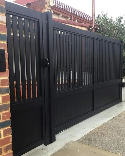 Simple Front Gate, Double Door Gate Design, Metal Front Gate, Double Door Gate, Sliding Gate Designs, Modern Front Gate Design, Front Gate Ideas, Contemporary Gates, Gate Design Ideas