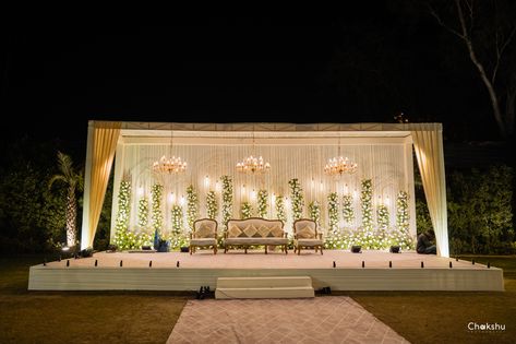 Wedding Stage Design Simple, Wedding Reception Stage Decorations Backdrops, Stage Decoration Photos, Mini Stage, Marriage Photoshoot, Marriage Hall, Wedding Gate, Decoration Stage, Light Flowers