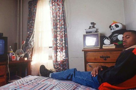 Young Nas. Taken in his bedroom in the Queensbridge Houses before Illmatic was released.  Photography by Chi Modu.  www.chimodu.com Hip Hop Bedroom, East Coast Hip Hop, Black 90s Fashion, Mobb Deep, Hip Hop Classics, Black 90s, Hip Hop And R&b, Trippy Wallpaper, Neo Soul