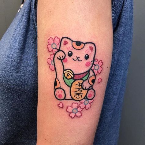 Bonitos y coloridos tatuajes que sacarán tu lado más tierno Japanese Lucky Cat Tattoo, Maneki Neko Tattoo, Kawaii Tattoos, Lucky Cat Tattoo, Kitty Tattoos, See Tattoo, Party Tattoos, Kawaii Tattoo, Inspiration Tattoos