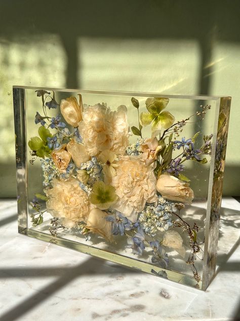 Create a lasting memory of your wedding day by preserving your flowers in a custom resin tray. This one-of-a-kind keepsake is a beautiful way to keep your special day close, every time you use it. 🌸✨ Resin Wedding Flower Preservation, Resin Bouquet Wedding Flowers, Resin Wedding Flowers, Wedding Bouquet Resin, Wedding Flowers Preservation Ideas, Resin Flower Preservation, Resin Keepsake, Wedding Flower Preservation, Resin Trays