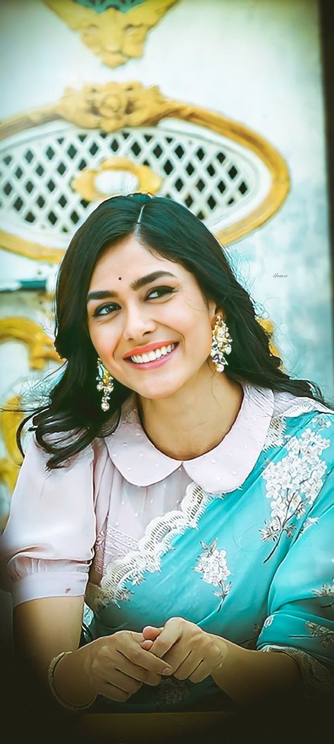 Sitaramam Movie Blouses Design, Sita Ram Blouse Designs, Mrunal In Sitaramam, Sita Ramam Blouse Designs, Sita Ramam Saree Blouse, Sita Mahalakshmi Saree, Sita Mahalakshmi Outfits, Sitaramam Blouse Designs, Seeta Ramam Blouse Design