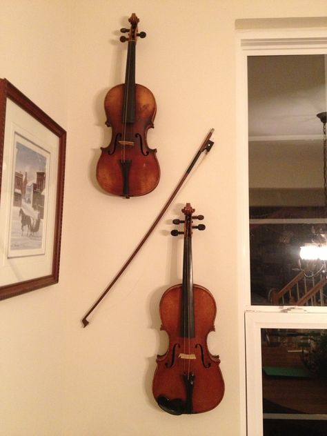 Grandma's violins hung on the dining room wall Instruments On Wall, Violin Display Ideas, Violin Studio Room, Music Bedroom Ideas, Violin Practice Room, Bedroom Piano, Instruments Hanging On Wall, Hang Violin On Wall, Violin On Wall