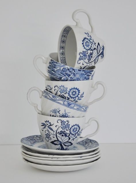 Nederland Aesthetic, Blue And White Dishes, Blue Blanc, Blue Tea Cup, White Tea Cups, Cuppa Tea, White Cups, Blue And White China, Teapots And Cups