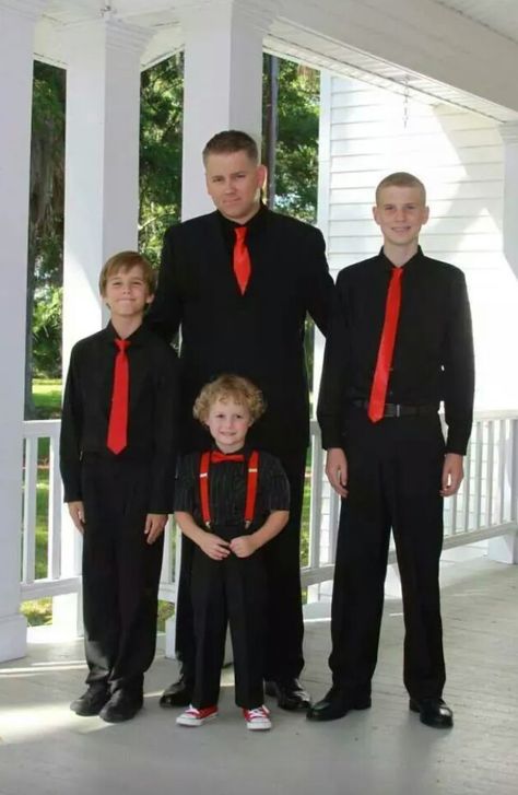 Groom and his groomsmen... they look so great! Rockabilly wedding poses. Wedding 50s, Samurai Photography, 1950 Wedding, Rockabilly Wedding, Groomsmen Ties, Marriage Party, Groom Wear, Yellow Wedding, June 17