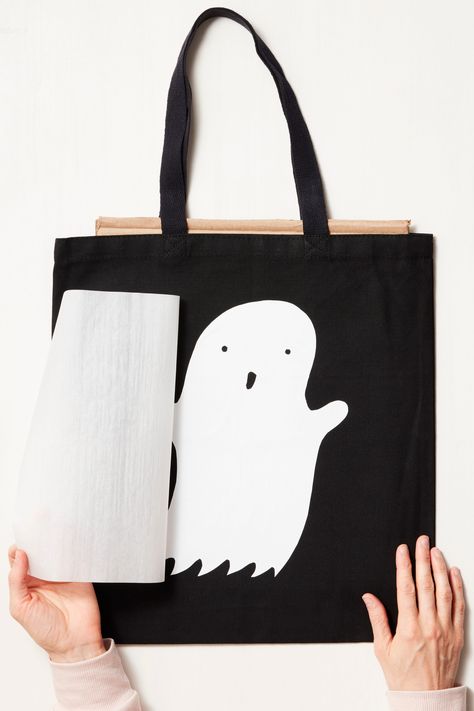 Ghost Tote Bag, Diy Halloween Ghosts, Ghost Diy, Halloween Bags, Trick Or Treat Bags, Paint And Sip, Treat Bags, Halloween Ghosts, Cricut Projects