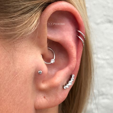 Piercings Bonitos, Constellation Piercings, Gold Diamond Heart Necklace, Tragus Daith, Piercing Inspo, Tragus Jewelry, Cool Ear Piercings, Gold Body Jewellery, Piercing Tragus