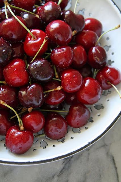 cherries! Cherry Season, Cherries Jubilee, Fruit Photography, Stone Fruit, Portuguese Recipes, Sweet Cherries, Delicious Fruit, Fruits And Veggies, Fruits And Vegetables