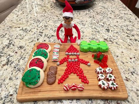 Elf Snacks, Candy Charcuterie, Dessert Charcuterie, Elf Ideas Easy, Elf On Shelf, Awesome Elf On The Shelf Ideas, Elf Activities, Elf Fun, Snack Board