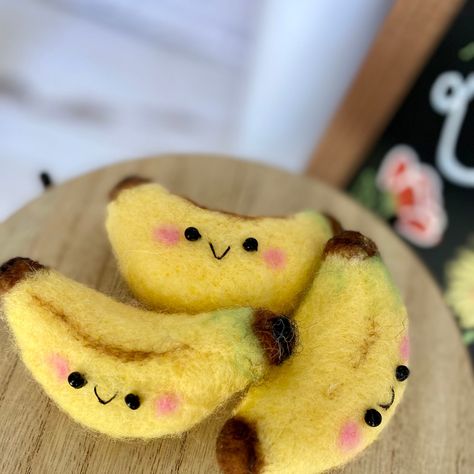 Needle Felting Fruit, Easy Needle Felting Ideas, Needle Felt Ideas, Simple Needle Felting, Needlepoint Felting, Felt Banana, Felt Needling, Needle Felting Ideas, Magnet Kitchen